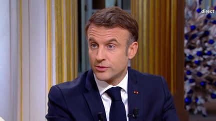 Le président de la République, Emmanuel Macron, à l'Elysée dans l'émission "C à vous" sur France 5, le 20 décembre 2023. (FRANCE 5)