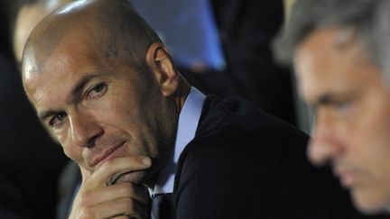 Zinedine Zidane et Jose Mourinho, pendant une conf&eacute;rence de presse, &agrave; Londres le 12 avril 2011. (JAVIER SORIANO / AFP)