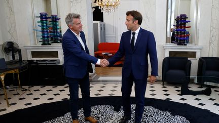 Emmanuel Macron&nbsp;et Fabien Roussel, le 21 juin 2022, à Paris. (LUDOVIC MARIN / AFP)