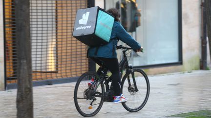 Un livreur Deliveroo dans une rue d'Amiens(Somme). Photo d'illustration. (FRED HASLIN / MAXPPP)