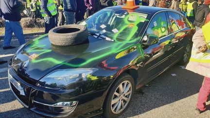 La voiture de la préfète a été taguée et rayée. (France Bleu Drôme Ardèche / Caroline)