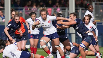 La troisième ligne centre de l'équipe de France Romane Ménager lors de la rencontre face à l'Ecosse, le 30 mars 2024. (ANDY BUCHANAN / AFP)