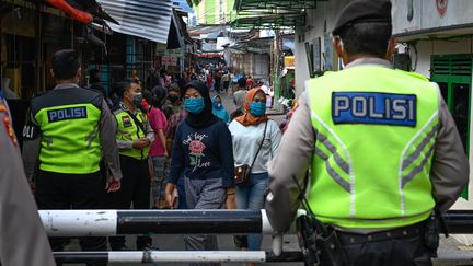 Des policiers à Jakarta (Indonésie), le 20 mai 2020.&nbsp; (BAY ISMOYO / AFP)