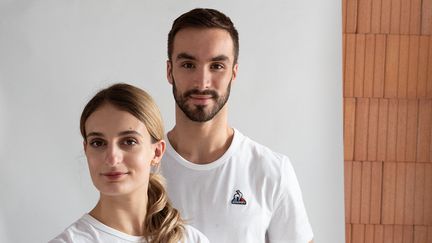 Gabriella Papadakis et Guillaume Cizeron, le 4 octobre 2021, à&nbsp;Romilly-sur-Seine, pour la présentation de l'équipe de France de Pékin 2022. (GEOFFROY VAN DER HASSELT / AFP)