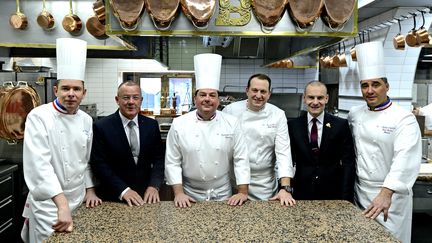 Benoit Charvet (troisième à partir de la droite) en compagnie des autres chefs du restaurant Paul Bocuse. (RICHARD MOUILLAUD / MAXPPP)