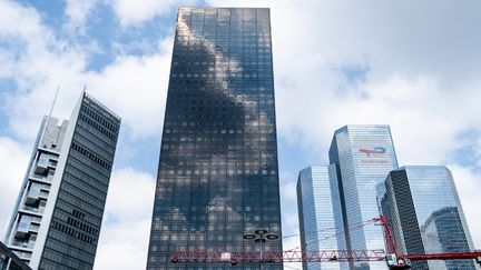 Le siège de la multinationale pétrolière TotalEnergies à La Défense (Hauts-de-Seine), le 26 avril 2022. (LILIAN CAZABET / HANS LUCAS / AFP)