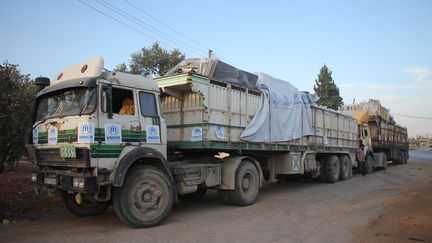 Des camions d'aide humanitaire, près d'Alep (Syrie), le 20 septembre 2016. (OMAR HAJ KADOUR / AFP)