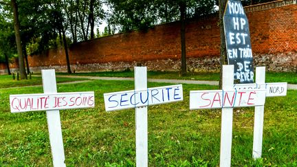 This photo taken on August 24, 2018 shows Christian crosses installed by caregivers in front of the entrance of the Philippe-Pinel psychiatric hospital in Amiens, reading (L-R) "Care quality, Security, Health" to denounce a serious shortage of nurses and doctors. Employees of the hospital have been striking for the past two months.&nbsp; (PHILIPPE HUGUEN / AFP)