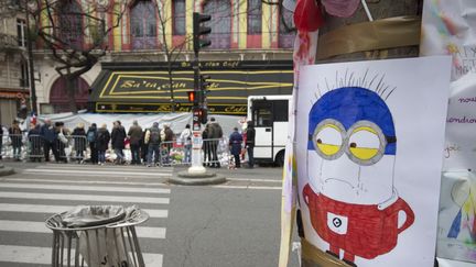 Des Parisiens rendent hommage aux victimes des attentats de Paris devant le Bataclan, le 10 décembre 2015. (JOEL SAGET / AFP)