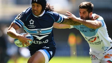 Montpellier's Australian wing Joe Tomane (L) outruns Bayonne's scrum-half Emmanuel Saubusse (PASCAL GUYOT / AFP)