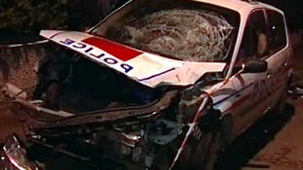 La voiture de police, après l'accident qui a mis le feu aux poudres à Villiers-le-Bel, le 25 novembre 2007 (France 3)