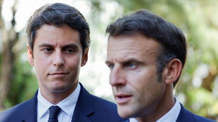 Gabriel Attal et Emmanuel Macron le 1er septembre 2023 à Orange, dans le Vaucluse. (LUDOVIC MARIN / POOL / AFP)