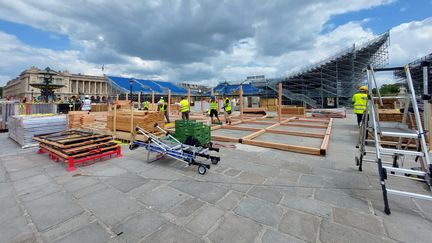 Dernière phase de chantier le 4 juin 2024 sur la place de la Concorde à Paris, où sera installé le stade urbain des Jeux olympiques. (EMMA SARANGO / RADIOFRANCE)