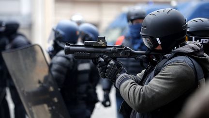 Un policier avec un lanceur de balles de défense, lors de la manifestation des "gilets jaunes", le 8 décembre 2018. (IAN LANGSDON / MAXPPP)