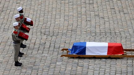 Le cercueil d'Hubert Germain, aux Invalides à Paris, le 15 octobre 2021. (THOMAS COEX / AFP)