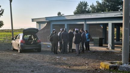 Au cimetière d'Iskenderun, quatre jours après le séisme qui a frappé le sud-est de la Turquie, des hommes sont réunis après la prière. (Marie-Pierre Vérot / Radio France)