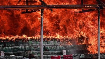 Photo Hebdo : drogue brûlée en Birmanie, cérémonie dans la boue au Népal, iceberg au Groenland.. L'actualité de la semaine en photo&nbsp; (France 2)