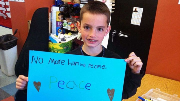 Une photo de Martin Richard, 8 ans, dans sa classe, post&eacute;e sur Facebook&nbsp;par une amie de son ancienne institutrice. (REX / SIPA)