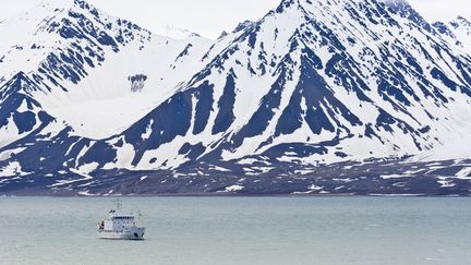 Un bateau à Ny London, dans l'archipel du Svalbard (Norvège). (MCPHOTO / BLICKWINKEL / AFP)