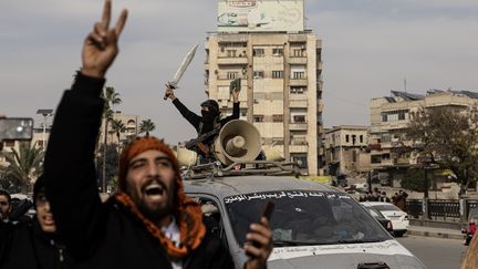 Des rebelles de l'Armée nationale syrienne célèbrent, le 6 décembre 2024, la prise du centre-ville de Hama et des villages environnants par les forces d'opposition dirigées par le groupe islamiste Hayat Tahrir al-Sham (HTS). (DIA IMAGES / GETTY IMAGES)