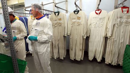 Des employés de la centrale nucléaire du Blayais (Gironde), en 2011. (LAURENT THEILLET   / MAXPPP)