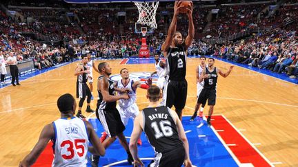 Kawhi Leonard au rebond (JESSE D. GARRABRANT / NBAE / GETTY IMAGES)