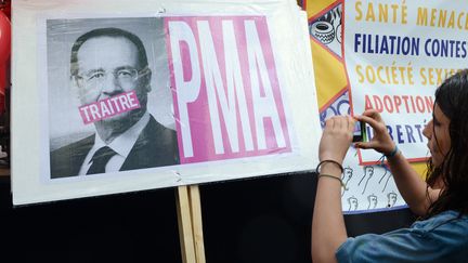 Dans le viseur du collectif Oui oui oui, Fran&ccedil;ois Hollande, qualifi&eacute; de "lesbophobe" et de "tra&icirc;tre", pour avoir laiss&eacute; de c&ocirc;t&eacute; la PMA r&eacute;clam&eacute;e par les couples de femmes. (DOMINIQUE FAGET / AFP)