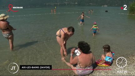 Des touristes à Aix-les-Bains. (France 2)