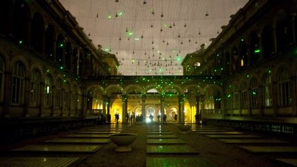 Dans le cadre de la Nuit Blanche 2010 : oeuvre "Lucioles" de l'artiste Erik Samakh installée dans les jardins de l'Hôtel Dieu, le 1 octobre 2010 à Paris.
 (FRED DUFOUR / AFP)