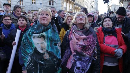 Des dizaines de milliers de fans ont accueilli le cortège funéraire de Johnny Hallyday, en musique et en chantant. (YOUSSEF BOUDLAL / AFP)