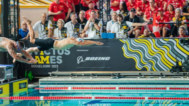 Brice Pillard, avec le bonnet blanc, lors d'une épreuve de natation aux Invictus Games, une compétition dédiée aux anciens militaires blessés, en septembre 2023 à Düsseldorf (Allemagne). (MINARM)