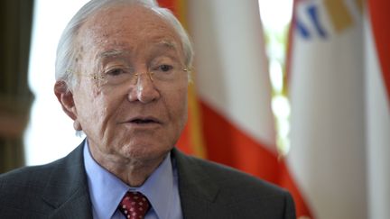 Le pr&eacute;sident de la Polyn&eacute;sie fran&ccedil;aise, Gaston Flosse, r&eacute;pond aux journalistes, le 23 juillet 2013, &agrave; Paris.&nbsp; (MIGUEL MEDINA / AFP)