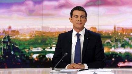 Le Premier ministre, Manuel Valls, le 7 décembre 2014 sur le plateau du JT de France 2. (FRANCOIS GUILLOT / AFP)