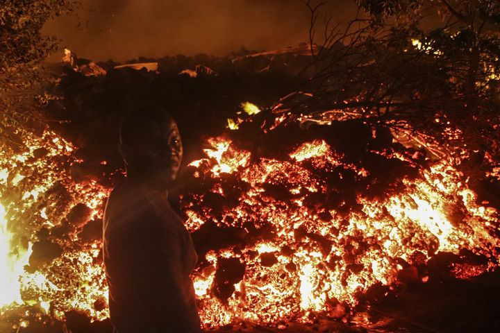 Un homme observe la lave provenant du mont Nyiragongo, dans le quartier de Buhene, à la périphérie de la ville de Goma (République démocratique du Congo). (JUSTIN KABUMBA / AP)