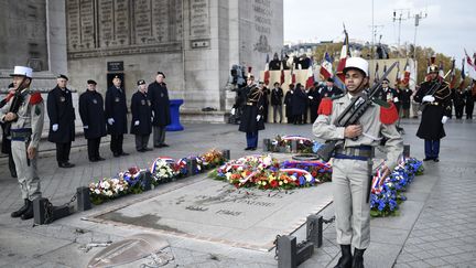 Des soldats se tiennent près de la tombe du soldat inconnu, devant l'arc de Triomphe (Paris), le 11 novembre 2016, lors des commémorations de l'Armistice, marquant la fin de la première guerre mondiale. (STEPHANE DE SAKUTIN/AFP)