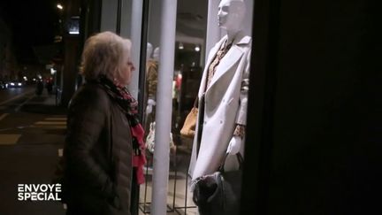 Envoyé spécial. Avec sa petite retraite, Annie fait les boutiques... quand elles sont fermées