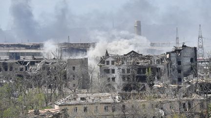 Image fournie par le média d'Etat russe Sputnik montrant un panache de fumée s'élevant de l'usine d'Azovstal de Marioupol, ville portuaire du sud de l'Ukraine, le 3 mai 2022. (ALEXEY KUDENKO / SPUTNIK / AFP)