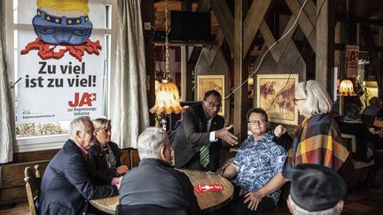 Les militants du parti suisse SVP se réunissent dans un restaurant, dimanche 27 septembre 2020, à Rothrist, en Suisse. (PETER SCHNEIDER / AP / SIPA)