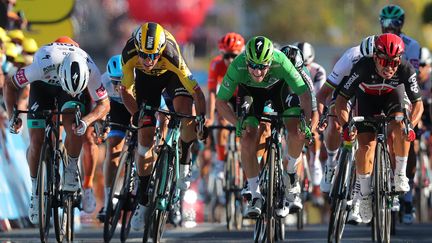 A gauche sur la photo, Peter Sagan s'est frayé un chemin le long des barrières en bousculant Wout van Aert. (THIBAULT CAMUS / POOL)