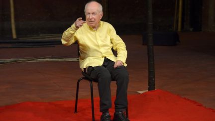 Le metteur en scène britannique Peter Brook dans son théâtre des Bouffes du Nord, à Paris en 2015 (BERTRAND GUAY / AFP)