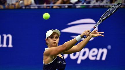 L'Australienne Ashleigh Barty lors du troisième tour de l'US Open face à l'Américaine Shelby Rogers, le 4 septembre 2021. (ED JONES / AFP)