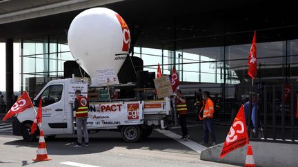 Des employés du groupe Aéroports de Paris manifestent à l'aéroport de Roissy-Charles de Gaulle (Val d'Oise), le 2 juillet 2021. (GEOFFROY VAN DER HASSELT / AFP)