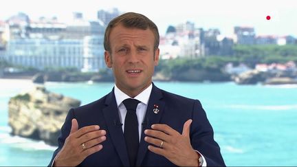 Emmanuel Macron, lors de son allocution le 24 août 2019 à Biarritz avant l'ouverture du sommet du G7.&nbsp; (FRANCE 2)