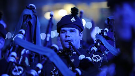 Un joueur de cornemuse participe &agrave; la c&eacute;r&eacute;monie de cl&ocirc;ture des Jeux du Commonwealth, le 3 ao&ucirc;t 2014, &agrave; Glasgow (Ecosse). (ANDY BUCHANAN / AFP)