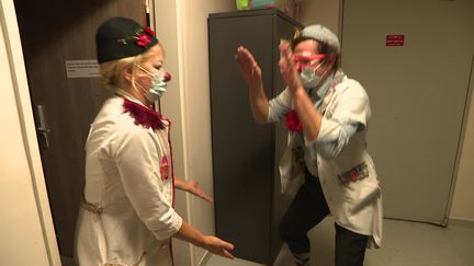 Depuis 30 ans des clowns de l'association "Le rire médecin" apportent de la joie aux enfants hospitalisés. (France 3)