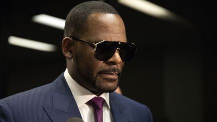 R. Kelly, au Daley Center de Chicago, lors d'une audience à huis-clos avec son ex-femme au sujet de la pension alimentaire, en mars 2019. (CHICAGO TRIBUNE / TRIBUNE NEWS SERVICE / GETTY)