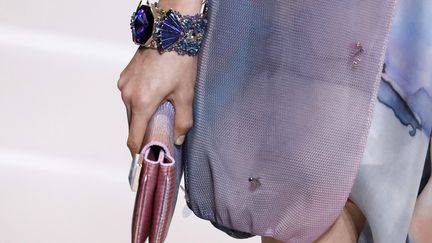 Chez Giorgio Armani; le ciel et toutes ses nuances - ce ciel toujours changeant - se reflètent dans cette collection comme dans les accessoires.
 (Patrick KOVARIK / AFP)