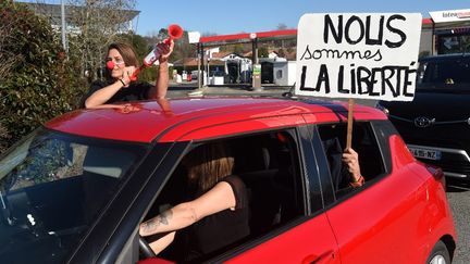 Dans un convoi pour Paris au départ de Bayonne, une pancarte proclame "nous sommes la liberté", le 9 février 2022. (GAIZKA IROZ / AFP)