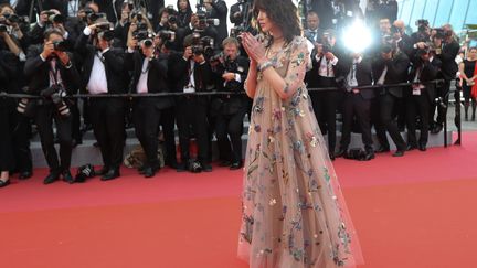 La "Reine" Isabelle Adjani adresse une prière pour cette 71e cérémonie de Cannes. Elle joue dans "Le monde est à toi" de Romain Gavras, au programme de la "Quinzaine des réalisateurs"
 (Valery HACHE / AFP)