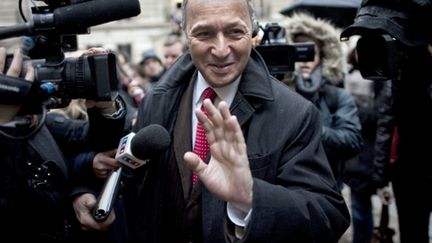 L'ancien premier ministre, Laurent Fabius, devant le siège du PS (11/01/2011) (AFP/FRED DUFOUR)